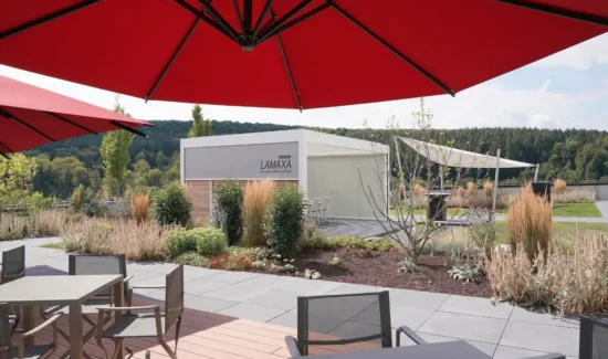 Moderne Terrasse mit roten Sonnenschirmen und Blick auf ein Lamellendach