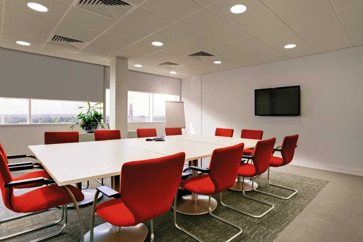 Modernes Konferenzraum mit Innenjalousien zum abdunkeln