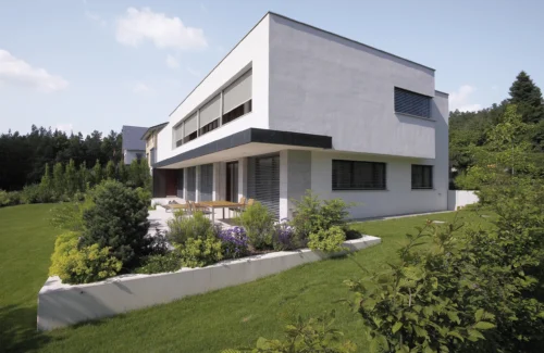 Modernes Einfamilienhaus mit Garten und Terrasse